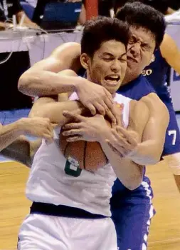  ??  ?? After a crucial endgame miss, Ateneo’s Isaac Go tries to wrest possession from La Salle’s Ricci Rivero (foreground).