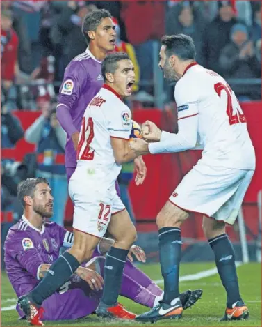  ??  ?? LOCURA. Ben Yedder y Rami celebran el autogol de Sergio Ramos.