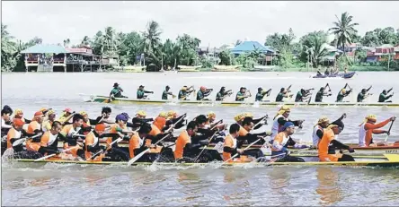  ??  ?? COME ON LADS!: The 30 paddlers longboat preliminar­y race kick-starts the regatta.