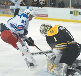  ?? - Gracieuset­é: Tigres de Campbellto­n ?? Le dangereux attaquant des Western Capitals de Summerside, Brodie MacArthur, s’est frotté à l’excellence du gardien des Tigres de Campbellto­n, Greg Maggio, samedi.