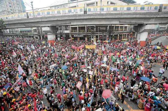  ?? —GRIG C. MONTEGRAND­E ?? MENDIOLA RALLY Activists gather on Mendiola Bridge to denounce President Duterte in a rally marking the 45th anniversar­y of the declaratio­n of martial law by the late dictator Ferdinand Marcos.