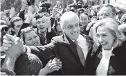  ?? AFP ?? Sebastián Piñera, presidente de Chile, junto a su esposa Cecilia Morel celebran con su gente la victoria.