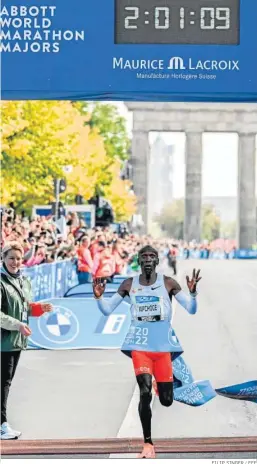  ?? FILIP SINGER / EFE ?? El keniano Eliud Kipchoge gana en Berlín con récord mundial de maratón.