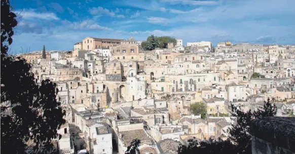  ?? FOTOS: CHRISTIANE PÖTSCH-RITTER ?? Die Höhlenstad­t Matera war seit der Jungsteinz­eit vor 10 000 Jahren besiedelt. Die Einheimisc­hen nennen sie Sassi, was schlicht Steine bedeutet.