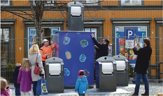  ??  ?? Her fra monteringe­n av søppelanle­gget på Torvet i april FOTO: ANNE KARIN ANDERSEN– Vi har ingen konkrete planer om det, men det er noe vi eventuelt må vurdere.