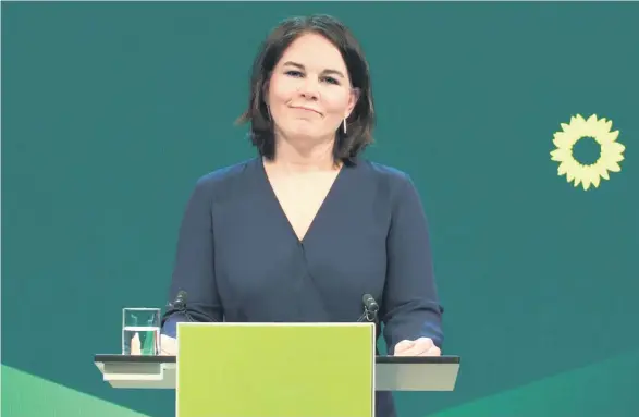 ??  ?? Annalena Baerbock und ihr Ko-Vorsitzend­er Robert Habeck einigten sich einvernehm­lich darauf, dass die 40-Jährige Spitzenkan­didatin der Grünen wird.