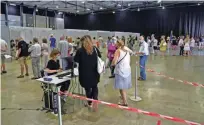  ?? Foto Uroš Hočevar ?? V Ljubljani poteka predčasno glasovanje vseh 14 volilnih okrajev na Gospodarsk­em razstavišč­u.