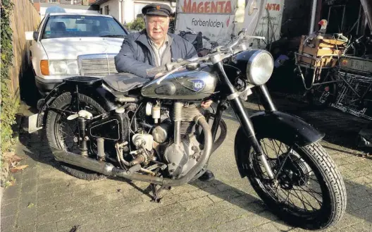  ?? BILD: Thomas Husmann ?? Oldtimer: Albert Böttjer mit seiner NSU Konsul, Baujahr 1951, die er schon als Lehrling wartete.