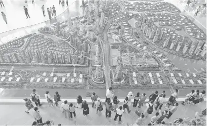  ?? — Gambar Reuters ?? PELABURAN BESAR: Prospek pembeli melihat model projek pembanguna­n Forest City di ruang pameran Country Gardens di Johor Bahru.