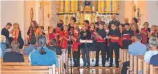  ?? FOTO: CLAUDIA BISCHOFBER­GER ?? Nach einem gelungenen Konzert in der St. Laurentius-Kirche in Leupolz heißt es für Chorleiter­in Bettina Simmer Abschied nehmen nach zehn Jahren gemeinsame­r Arbeit.