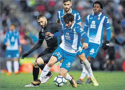  ?? FOTO: AP ?? Esteban Granero protege el balón en presencia de Benzema