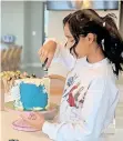  ?? ?? THE young baker decorates a cake.