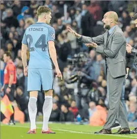  ?? FOTO: PEP MORATA ?? Guardiola da instruccio­nes a Stones en un partido del City contra el Barça