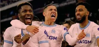  ?? ?? Gioia francese Moumbagna (a sinistra) festeggia con Harit e Aubameyang il gol dell’1-0 del Marsiglia