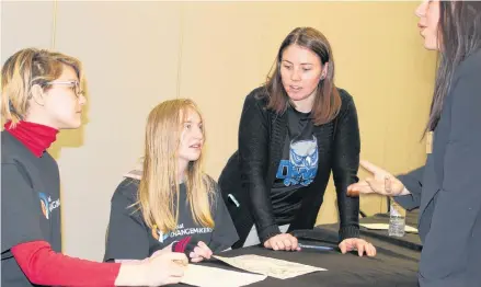  ?? ALISON JENKINS/ JOURNAL PIONEER ?? Friends Liz Gallant, left, and Ivory Jansen enjoy a lunch break during the Harmony Movement workshops at Credit Union Place Feb. 20.