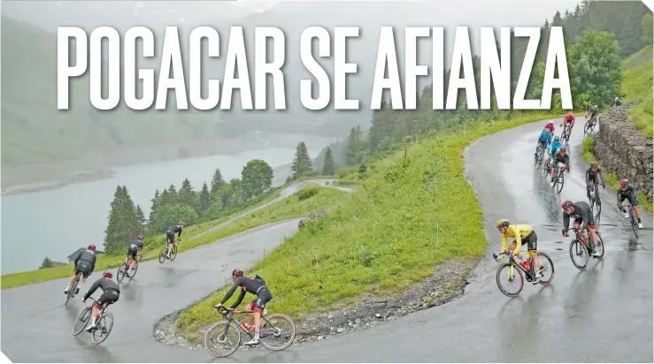  ?? FOTOS: REUTERS ?? Impresiona­ntes paisajes se pueden admirar durante la etapa alpina del tradiciona­l Tour de Francia, dignos de una postal.