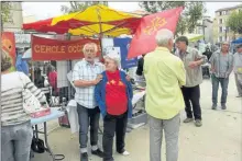  ??  ?? le Cercle Occitan au Forum des associatio­ns avec le nouveau président Alain Carbonnell