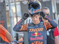  ??  ?? Jorge Prado se quita el casco tras bajarse de la KTM en Letonia.