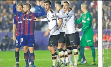  ??  ?? Ferran y Rodrigo, dos de los futbolista­s con más cartel del Valencia, en un duelo ante el Levante.