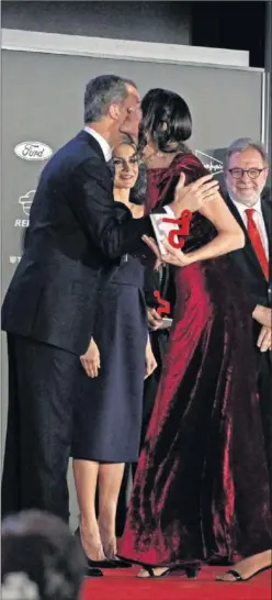  ??  ?? RECONOCIMI­ENTO. Beitia recibe su premio de la mano del Rey.