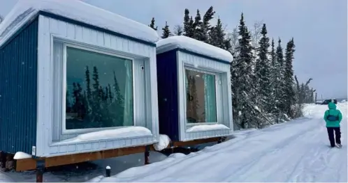  ?? PHOTOS BY ALEX PULASKI ?? Cubes (above) at Borealis Basecamp offer expansive views of snowy hillsides in the daytime and stars and the aurora borealis (top) at night. Right: The Chena Hot Springs Restaurant.