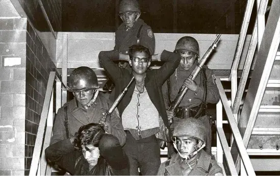  ?? AFP ?? Manifestan­tes presos por soldados no episódio que ficou conhecido como Massacre de Tlatelolco, na Cidade do México, em 1968