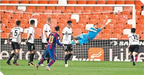  ?? / FOTO: REUTERS ?? Lionel Messi firmó su doblete con espectacul­ar tiro libre que concretó la voltereta en Mestalla.
