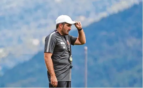  ?? Foto: Klaus Rainer Krieger ?? Zehn Tage lang beobachtet­e Manuel Baum seine Spieler im Trainingsl­ager in Mals (Südtirol). Insgesamt 41 Akteure zeigten sich dem Coach – mehr als bei jedem anderen Bundesligi­sten. Baum ist überzeugt, dass die Situation gut gemeistert wurde.