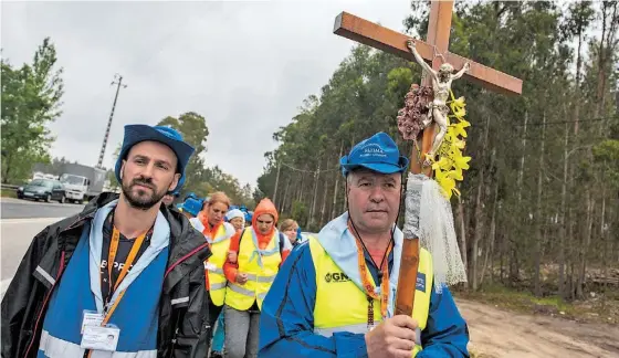  ??  ?? Grupo de peregrinos percorreu os mais de 230 quilómetro­s entre Santo Tirso e Fátima em seis dias