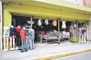  ?? FOTOS: EL HERALDO ?? La semana anterior los comercios comenzaron a vender sus productos, dando oxígeno a la economía.