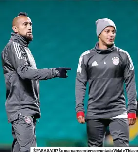  ??  ?? É PARA SAIR? É o que parecem ter perguntado Vidal e Thiago