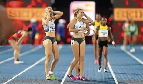  ?? FOTO: SMITH/AFP ?? Lisa Mayer (links) und Rebekka Haase können ihren Sieg mit der deutschen Staffel bei den World Relays auf den Bahamas nicht glauben.