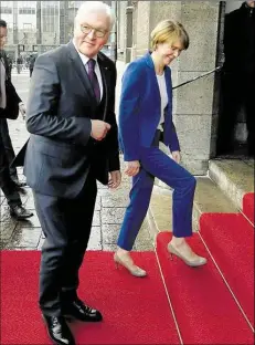  ?? DPA-BILD: CARMEN JASPERSEN ?? Bundespräs­ident Frank-Walter Steinmeier und seine Frau Elke Büdenbende­r gehen über den Roten Teppich zum Empfang im Rathaus.