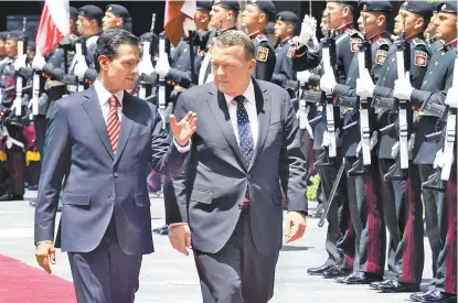  ??  ?? Enrique Peña Nieto y Lars Lokke, en Palacio Nacional. Este martes inaugurará una terminal de contenedor­es.