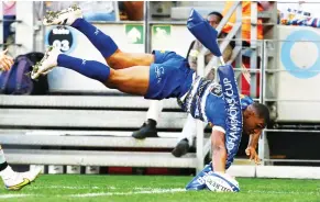  ?? ?? Acrobat: Damian Willemse scores in the corner for Stormers