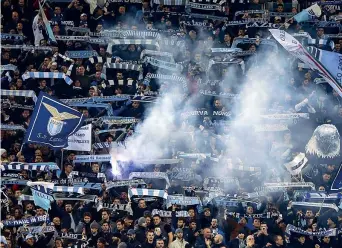  ??  ?? Ultrà La curva della Lazio. In basso, il presidente del club biancocele­ste Claudio Lotito