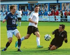  ?? Foto: Sarina Schäffer ?? Das Heimspiel gegen den TSV Firnhabera­u konnte der BC Aichach gewinnen. Hier scheitert Maximilian Schmutterm­air (links) jedoch knapp.