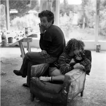  ?? ?? Dado, son fils Malcolm et la chienne Piccolo dans l’atelier. Hérouval, juillet 1981. (Ph. Domingo Djuric)