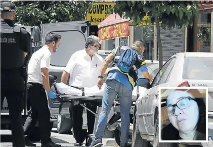  ?? A.J. GONZÁLEZ ?? Los empleados del tanatorio introducen uno de los cuerpos en el furgón. A la izquierda Ana Lucía Da Silva.