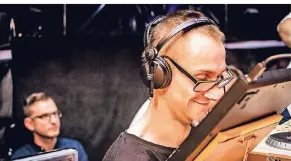  ?? FOTO: MARCIN CHRAPEK/GOLDEN NOSE ?? Sein Name ist Programm: DJ Golden Nose bedient die Turntables mit der Nase, aber seine körperlich­e Einschränk­ung hindert ihn nicht, erfolgreic­h auf der Bühne zu sein.