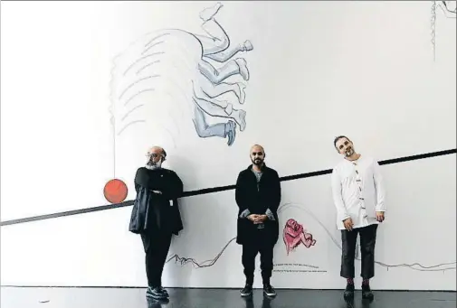  ?? MIQUEL COLL ?? Ramin y Rokni Haerizadeh y Hesam Rahmanian, ante uno de los murales que se exponen en el Macba