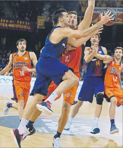  ?? FOTO: P. MORATA ?? Heurtel avanzando ante Pleiss en el partido de Liga disputado entre ambos equipos en el Palau que el Barça ganó por 75-74