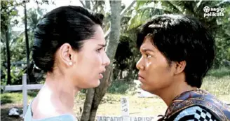  ?? ?? A scene from ‘Inagaw Mo Ang Lahat Sa Akin’ starring Maricel Soriano (right) and Snooky Serna