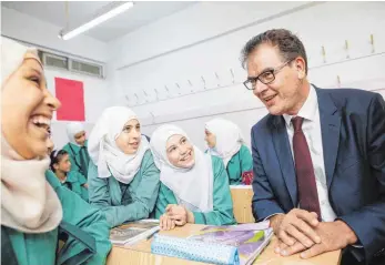  ?? FOTO: THOMAS TRUTSCHEL/PHOTOTHEK.NET ?? Gerd Müller (CSU) zu Gast in einer Mädchensch­ule im jordanisch­en Irbid. Durch Finanzieru­ng von Lehrergehä­ltern sollen mehr Flüchtling­skinder die Schule besuchen können.