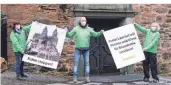  ?? FOTO: KEUSCH ?? Drei Mitglieder der Remscheide­r Greenpeace-Gruppe standen vor der Stadtkirch­e
am Markt.