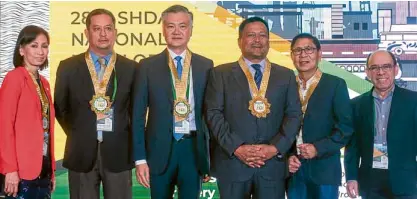  ??  ?? SHDA and Ng honor Sen. JV Ejercito (fourth from left) for being one of the principal authors of the law creating the Department of Human Settlement­s and Urban Developmen­t.