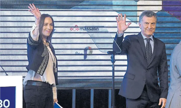  ??  ?? La dupla. La gobernador­a de la provincia de Buenos Aires, María Eugenia Vidal, y el presidente de la Nación, Mauricio Macri, ayer en un escenario de un acto de la industria.