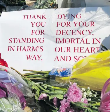  ?? GILLIAN FLACCUS/THE ASSOCIATED PRESS ?? A memorial outside the transit centre in Portland, Ore. on Saturday, a day after three men were stabbed, two fatally, when they tried to stop a man who was yelling anti-Muslim slurs at two young women.