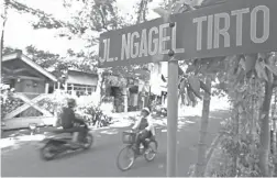  ?? PUGUH SUJIATMIKO/JAWA POS ?? PILOT PROJECT: Kawasan Ngagel Tirto menjadi yang pertama menikmati keran air minum langsung dari PDAM Surabaya.