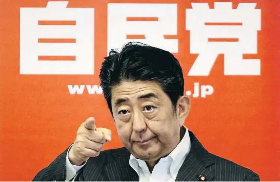  ?? TORU H N I   R ?? El llavors primer ministre japonès responent a les preguntes dels periodiste­s el 2016